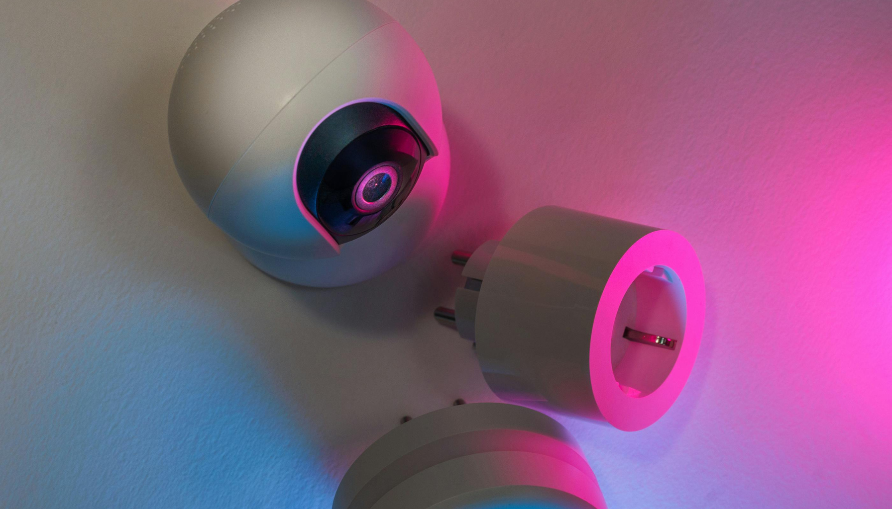 Petite camera ajax et adaptateur à mettre sur prise de courant